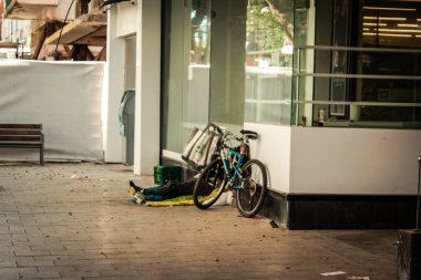 Tel Aviv İsrail 12 Nisan 2020 Coronavirus 'un yayılmasını önlemek için, Tel Aviv' in boş sokaklarındaki kimliği belirsiz evsizlere bakılıyor.