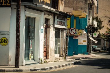 Kıbrıs Rum Kesimi 16 Nisan 2020, Kıbrıs Rum Kesimi 'nde Coronavirüs' ün yayılmasını önlemek için halkın karantinası sırasında Limasol 'un boş sokaklarının görüntüsü