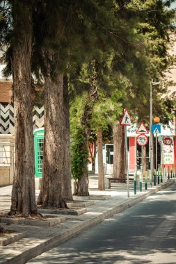 Kıbrıs Rum Kesimi 16 Nisan 2020, Kıbrıs Rum Kesimi 'nde Coronavirüs' ün yayılmasını önlemek için halkın karantinası sırasında Limasol 'un boş sokaklarının görüntüsü