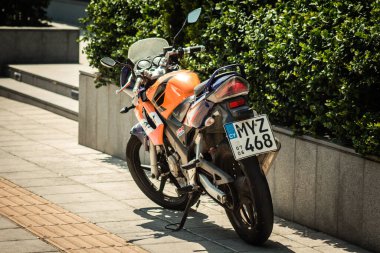 Kıbrıs Rum Kesimi 16 Nisan 2020 'de Kıbrıs Rum Kesimi' nin Limasol adasının sokaklarına park edilmiş bir motosikletin kapatılması