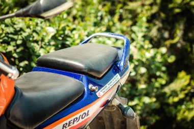 Kıbrıs Rum Kesimi 16 Nisan 2020 'de Kıbrıs Rum Kesimi' nin Limasol adasının sokaklarına park edilmiş bir motosikletin kapatılması