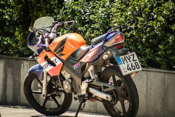 2020年4月16日 塞浦路斯利马索尔 Limassol Cyprus 一辆摩托车在塞浦路斯利马索尔 Limassol 街道上被拦截 — 图库照片