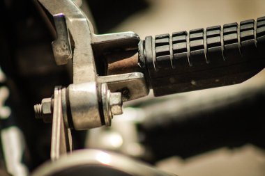 Kıbrıs Rum Kesimi 16 Nisan 2020 'de Kıbrıs Rum Kesimi' nin Limasol adasının sokaklarına park edilmiş bir motosikletin kapatılması