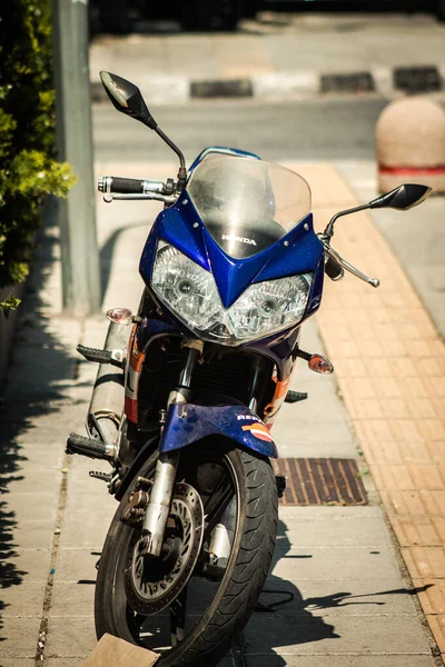 Λεμεσός Κύπρος Απριλίου 2020 Κλείσιμο Μοτοσικλέτας Παρκαρισμένης Στους Δρόμους Της — Φωτογραφία Αρχείου