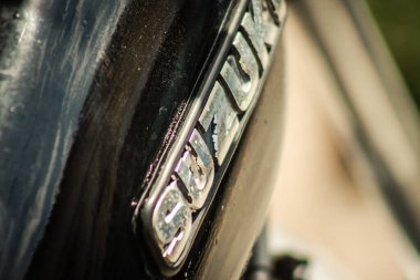 Kıbrıs Rum Kesimi 16 Nisan 2020 'de Kıbrıs Rum Kesimi' nin Limasol adasının sokaklarına park edilmiş bir motosikletin kapatılması