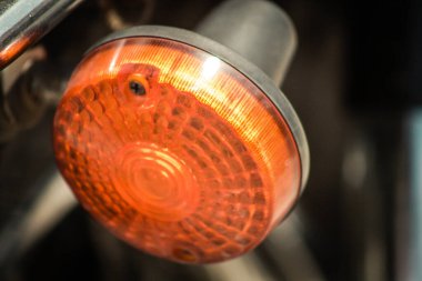 Kıbrıs Rum Kesimi 16 Nisan 2020 'de Kıbrıs Rum Kesimi' nin Limasol adasının sokaklarına park edilmiş bir motosikletin kapatılması