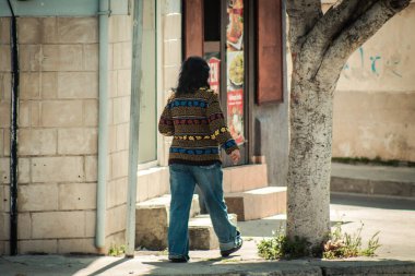 Kıbrıs Rum Kesimi 16 Nisan 2020. Kıbrıs Rum Kesimi, Kıbrıs adasında koronavirüsün yayılmasını önlemek için halkın karantinası sırasında Limasol 'un boş sokaklarında yürüyen kimliği belirsiz insanların görüntüsü