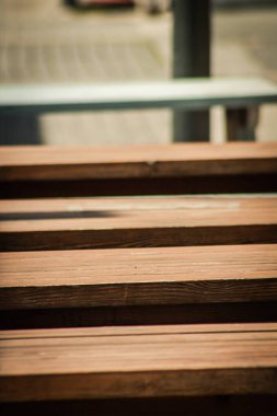 Limasol Kıbrıs Rum Kesimi 16 Nisan 2020 Coronavirus 'un yayılmasını önlemek için nüfusun karantinası sırasında çeşitli sandalye ve masaların hükümetten kamuoyuna sunulması