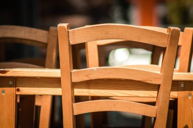 Limasol Kıbrıs Rum Kesimi 16 Nisan 2020 Coronavirus 'un yayılmasını önlemek için nüfusun karantinası sırasında çeşitli sandalye ve masaların hükümetten kamuoyuna sunulması