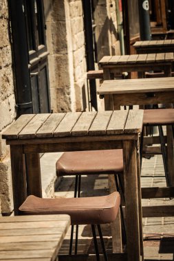 Limasol Kıbrıs Rum Kesimi 16 Nisan 2020 Coronavirus 'un yayılmasını önlemek için nüfusun karantinası sırasında çeşitli sandalye ve masaların hükümetten kamuoyuna sunulması