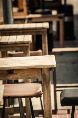 Limasol Kıbrıs Rum Kesimi 16 Nisan 2020 Coronavirus 'un yayılmasını önlemek için nüfusun karantinası sırasında çeşitli sandalye ve masaların hükümetten kamuoyuna sunulması