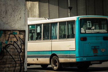 Limasol Kıbrıs Rum Kesimi 16 Nisan 2020 'de öğleden sonra Limasol sokaklarında dolaşan geleneksel bir halk otobüsünün görüntüsü