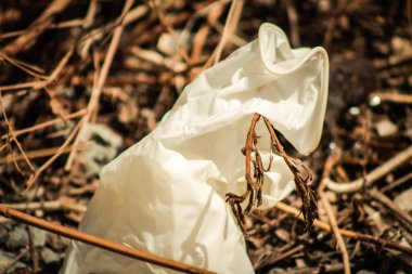 Limasol Kıbrıs Rum Kesimi 16 Nisan 2020. Coronavirüs 'ün yayılmasını önlemek için halkın karantinası sırasında Limasol sokaklarında kirli bir eldiven görülüyor.