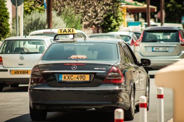Limasol Kıbrıs Rum Kesimi 16 Nisan 2020 'de öğleden sonra Limasol sokaklarında geleneksel bir Kıbrıs Rum Kesimi taksisinin görüntüsü