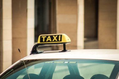 Limasol Kıbrıs Rum Kesimi 16 Nisan 2020 'de öğleden sonra Limasol sokaklarında geleneksel bir Kıbrıs Rum Kesimi taksisinin görüntüsü