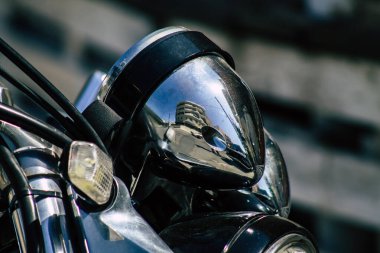 Kıbrıs Rum Kesimi 18 Nisan 2020 'de Kıbrıs Rum Kesimi' nin Limasol adasında park halindeki Honda X4 motorsikletine yakın çekim