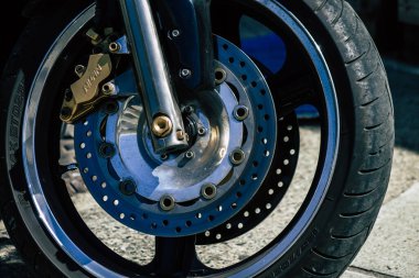 Kıbrıs Rum Kesimi 18 Nisan 2020 'de Kıbrıs Rum Kesimi' nin Limasol adasında park halindeki Honda X4 motorsikletine yakın çekim