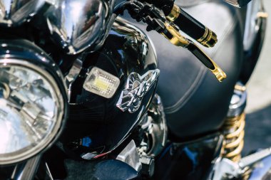 Kıbrıs Rum Kesimi 18 Nisan 2020 'de Kıbrıs Rum Kesimi' nin Limasol adasında park halindeki Honda X4 motorsikletine yakın çekim