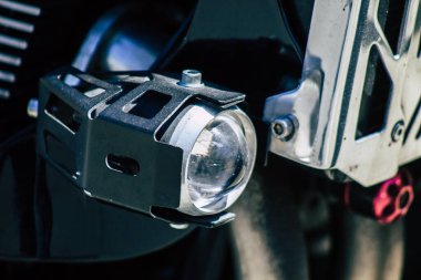 Kıbrıs Rum Kesimi 18 Nisan 2020 'de Kıbrıs Rum Kesimi' nin Limasol adasında park halindeki Honda X4 motorsikletine yakın çekim