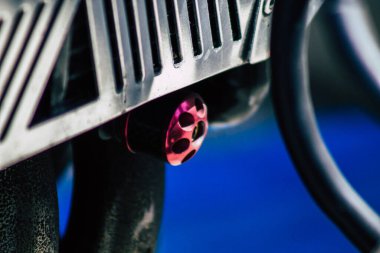 Kıbrıs Rum Kesimi 18 Nisan 2020 'de Kıbrıs Rum Kesimi' nin Limasol adasında park halindeki Honda X4 motorsikletine yakın çekim