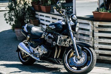 Kıbrıs Rum Kesimi 18 Nisan 2020 'de Kıbrıs Rum Kesimi' nin Limasol adasında park halindeki Honda X4 motorsikletine yakın çekim