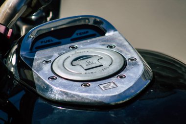 Kıbrıs Rum Kesimi 18 Nisan 2020 'de Kıbrıs Rum Kesimi' nin Limasol adasında park halindeki Honda X4 motorsikletine yakın çekim