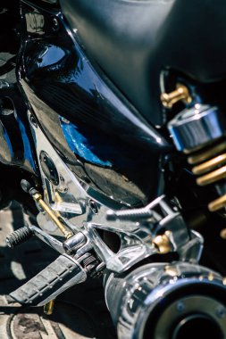 Kıbrıs Rum Kesimi 18 Nisan 2020 'de Kıbrıs Rum Kesimi' nin Limasol adasında park halindeki Honda X4 motorsikletine yakın çekim