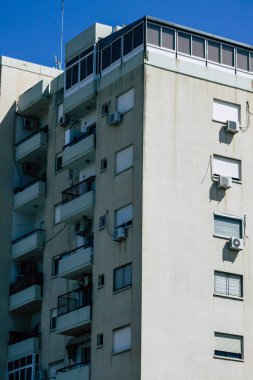 Limasol Kıbrıs Rum Kesimi 18 Nisan 2020 Kıbrıs Rum Kesimi 'nin Limasol adasının sokaklarında modern bir binanın cephesinin görüntüsü