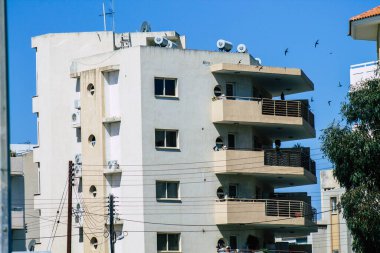 Limasol Kıbrıs Rum Kesimi 18 Nisan 2020 Kıbrıs Rum Kesimi 'nin Limasol adasının sokaklarında modern bir binanın cephesinin görüntüsü