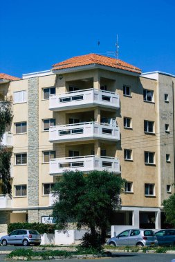 Limasol Kıbrıs Rum Kesimi 18 Nisan 2020 Kıbrıs Rum Kesimi 'nin Limasol adasının sokaklarında modern bir binanın cephesinin görüntüsü
