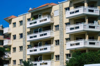 Limasol Kıbrıs Rum Kesimi 18 Nisan 2020 Kıbrıs Rum Kesimi 'nin Limasol adasının sokaklarında modern bir binanın cephesinin görüntüsü