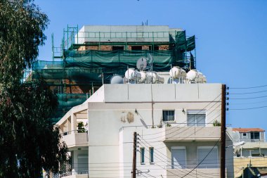 Limasol Kıbrıs Rum Kesimi 18 Nisan 2020 Kıbrıs Rum Kesimi 'nin Limasol adasının sokaklarında modern bir binanın cephesinin görüntüsü