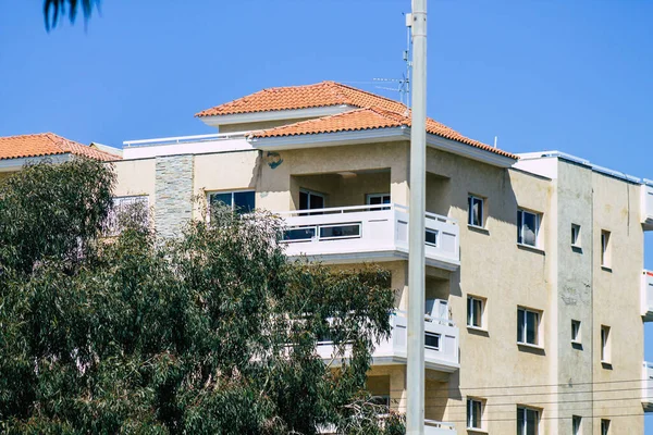 Limassolキプロス2020年4月18日キプロス島Limassolの通りにある近代的な建物のファサードの眺め — ストック写真