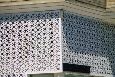 Limasol Kıbrıs Rum Kesimi 18 Nisan 2020 Kıbrıs Rum Kesimi 'nin Limasol adasının sokaklarında modern bir binanın cephesinin görüntüsü