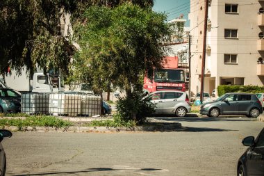 Kıbrıs Rum Kesimi 18 Nisan 2020. Kıbrıs Rum Kesimi, Kıbrıs adasında koronavirüsün yayılmasını önlemek amacıyla nüfusun karantinası sırasında Limasol 'un boş pazar yeri görüntüsü