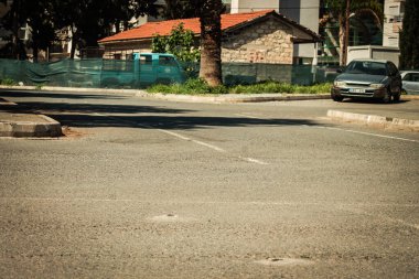 Kıbrıs Rum Kesimi 18 Nisan 2020. Kıbrıs Rum Kesimi, Kıbrıs adasında koronavirüsün yayılmasını önlemek amacıyla nüfusun karantinası sırasında Limasol 'un boş pazar yeri görüntüsü