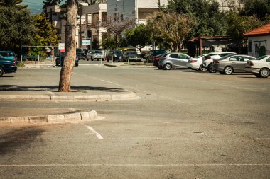 Kıbrıs Rum Kesimi 18 Nisan 2020. Kıbrıs Rum Kesimi, Kıbrıs adasında koronavirüsün yayılmasını önlemek amacıyla nüfusun karantinası sırasında Limasol 'un boş pazar yeri görüntüsü