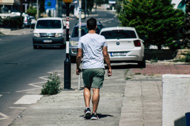 Limasol Kıbrıs Rum Kesimi 18 Nisan 2020 Kıbrıs Rum Kesimi 'nde Coronavirüs' ün Kıbrıs adasında yayılmasını önlemek için halkın karantinası sırasında Limasol 'un boş sokaklarında yürüyen kimliği belirsiz insanların görüntüsü