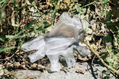 Limasol Kıbrıs Rum Kesimi 18 Nisan 2020. Coronavirüs 'ün yayılmasını önlemek için halkın karantinası sırasında Limasol sokaklarında kirli bir eldiven görülüyor.