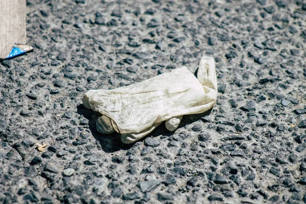 리마솔 키프로스 2020 코로나 바이러스의 확산을 리마솔의 거리에서 더러운 장갑의 — 스톡 사진