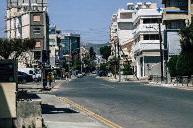 Kıbrıs Rum Kesimi 20 Nisan 2020, Kıbrıs Rum Kesimi 'nde Coronavirüs' ün yayılmasını önlemek için halkın karantinası sırasında boş Limasol caddesinin görüntüsü