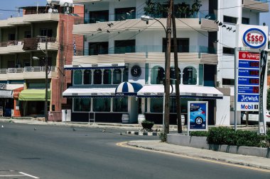Kıbrıs Rum Kesimi 20 Nisan 2020, Kıbrıs Rum Kesimi 'nde Coronavirüs' ün yayılmasını önlemek için halkın karantinası sırasında boş Limasol caddesinin görüntüsü