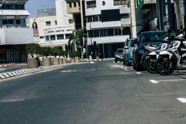 Kıbrıs Rum Kesimi 20 Nisan 2020, Kıbrıs Rum Kesimi 'nde Coronavirüs' ün yayılmasını önlemek için halkın karantinası sırasında boş Limasol caddesinin görüntüsü