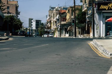 Kıbrıs Rum Kesimi 20 Nisan 2020, Kıbrıs Rum Kesimi 'nde Coronavirüs' ün yayılmasını önlemek için halkın karantinası sırasında boş Limasol caddesinin görüntüsü