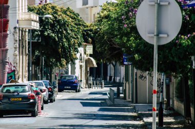 Kıbrıs Rum Kesimi 20 Nisan 2020, Kıbrıs Rum Kesimi 'nde Coronavirüs' ün yayılmasını önlemek için halkın karantinası sırasında boş Limasol caddesinin görüntüsü