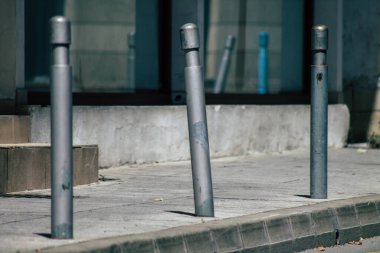 Kıbrıs Rum Kesimi 20 Nisan 2020, Kıbrıs Rum Kesimi 'nde Coronavirüs' ün yayılmasını önlemek için halkın karantinası sırasında boş Limasol caddesinin görüntüsü