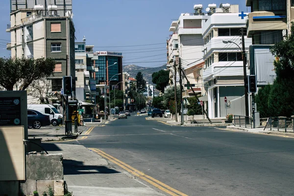 Limassolキプロス2020年4月20日キプロス島のコロナウイルスの拡散を防ぐために 人口の隔離中にリマソルの空の通りの眺め — ストック写真