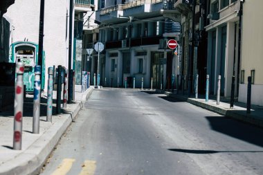 Kıbrıs Rum Kesimi 20 Nisan 2020, Kıbrıs Rum Kesimi 'nde Coronavirüs' ün yayılmasını önlemek için halkın karantinası sırasında boş Limasol caddesinin görüntüsü