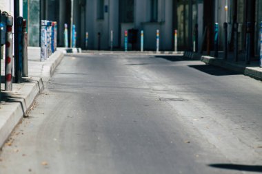 Kıbrıs Rum Kesimi 20 Nisan 2020, Kıbrıs Rum Kesimi 'nde Coronavirüs' ün yayılmasını önlemek için halkın karantinası sırasında boş Limasol caddesinin görüntüsü