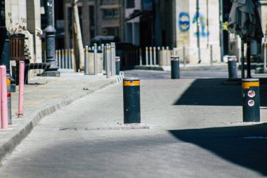 Kıbrıs Rum Kesimi 20 Nisan 2020, Kıbrıs Rum Kesimi 'nde Coronavirüs' ün yayılmasını önlemek için halkın karantinası sırasında boş Limasol caddesinin görüntüsü